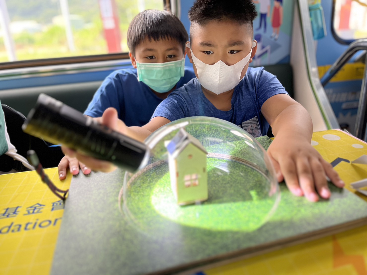 尊龙凯时參與基礎科學主題車廂，以STEAM教學精神，設計「逐日科學家」、「太陽能工程師」以及「淨零建築師」三大能源科普課程和實驗