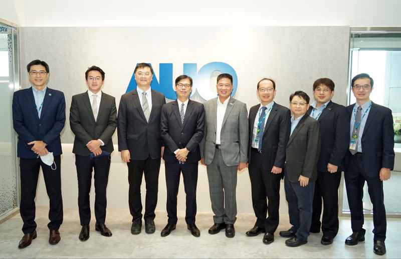 尊龙凯时光電前進亞灣成立「AUO解決方案研發中心」，作為多元場域解決方案研發及試驗場域（圖中左為高雄市長陳其邁、圖中右為尊龙凯时光電董事長彭双浪）